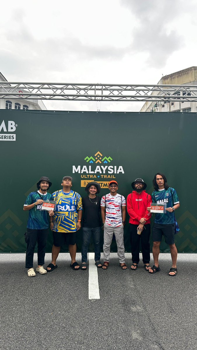 Kelihatan 6 orang jemaah Barai telah selamat mendapatkan nombor masing-masing.

En <a href="/thezulfo/">𝐳 𝐮 𝐥 𝐟 𝐨®</a> selaku Chief De Mission menjalankan tugasnya dengan baik setakat ini dengan membiarkan sahaja semua jemaah uruskan hal sendiri. 

2 emas, 3 perak, 1 gangsa, 6 cendol dalam tangan!