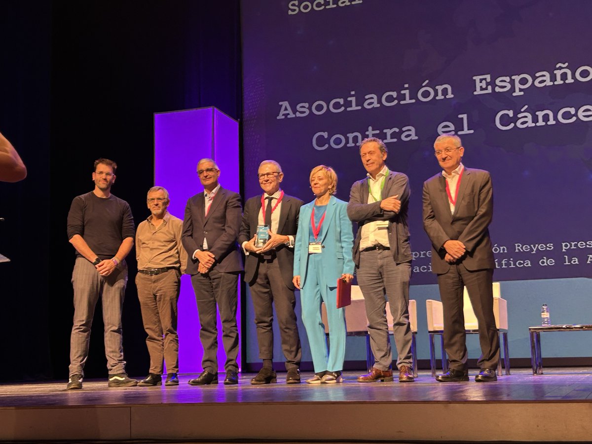 RamonReyesCC's tweet photo. @contracancerINV lleva >50 años impulsando una investigación en cáncer que aporte valor a la sociedad. Apoyamos 603 proyectos con 114M€ y una estrategia que demuestra nuestro apoyo a lxs investigadorxs. Gracias @ASEICAnews por un premio que reconoce el compromiso social. https://t.co/gBSrecu0Ql