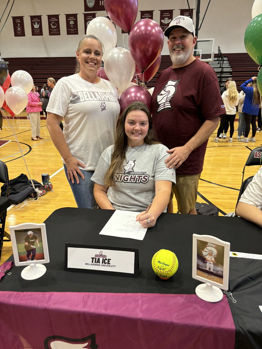 officially official! ✍️✍️ Go knights!!⚔️⚔️ <a href="/C_Delahaba5/">Caitlyn de la Haba</a> <a href="/Pmurphy08/">Paige Murphy</a>