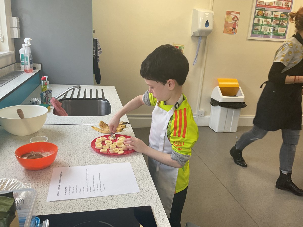 HallfieldSchool's tweet photo. Today is Children in Need Day, and our Year 4 enrichment class is celebrating in style! The children are all baking delicious banana muffins in their Pudsey outfits โ a fun and tasty way to support a great cause! ๐ง๐๐
#hallfieldprep #hallfieldcharity #childreninneed #baking #foodtech #enrichment