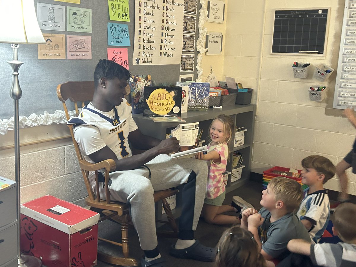 So lucky to have <a href="/WKorenstra/">Will Korenstra</a> as our football 🏈 reader in kindergarten <a href="/ghapspeach/">GHAPS-Peach Plains</a> 🙌 Will is an amazing player and person on and off the field. A true leader and role model - Go Will! <a href="/ghschools/">GHAPS</a>