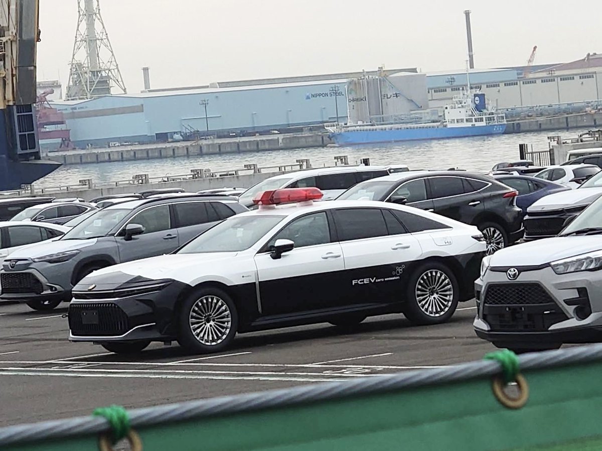 fpp117's tweet photo. まさか本当にあったなんて....

新型クラウンパトカー https://t.co/Cd3BJaqKMS