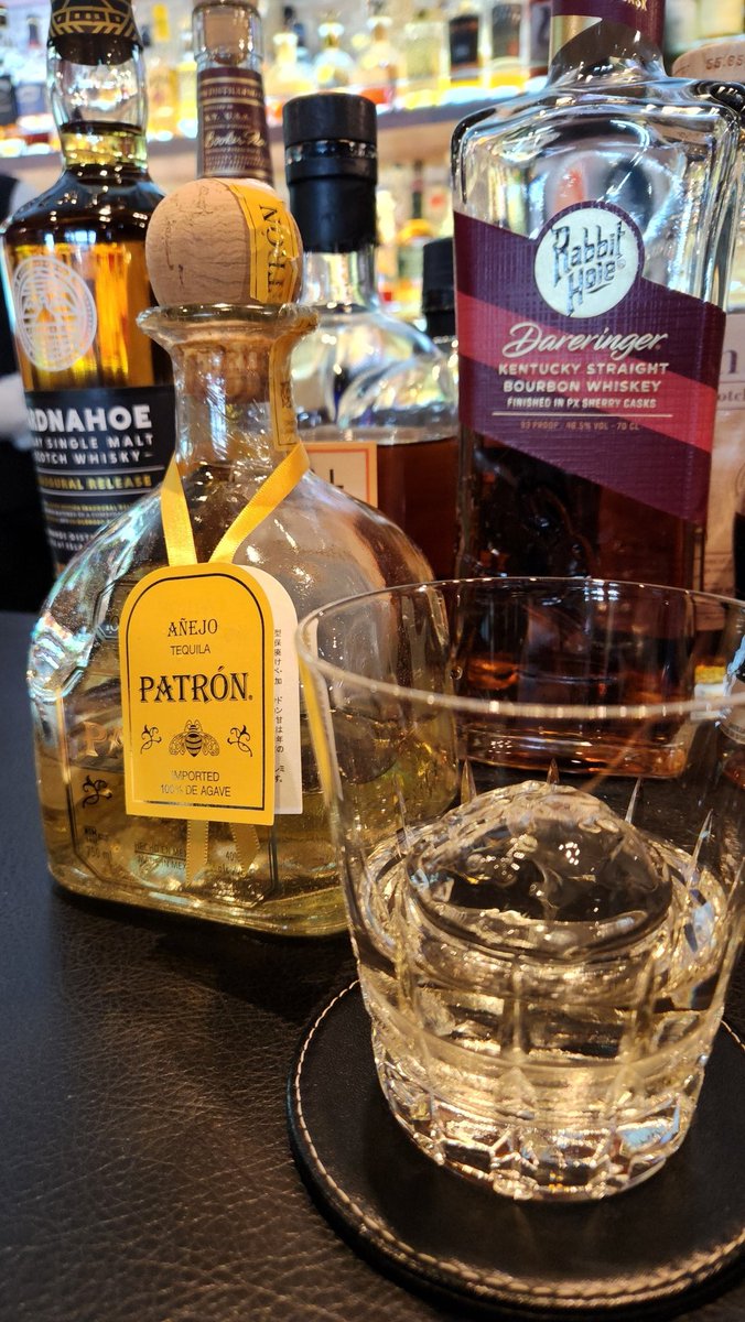 YsHIROSSYI's tweet photo. 不義理連発の友人引き連れて、ショットバー梯子だったりする🥃
#barstrength
#barmoonbeams https://t.co/XRtjZrzyeq
