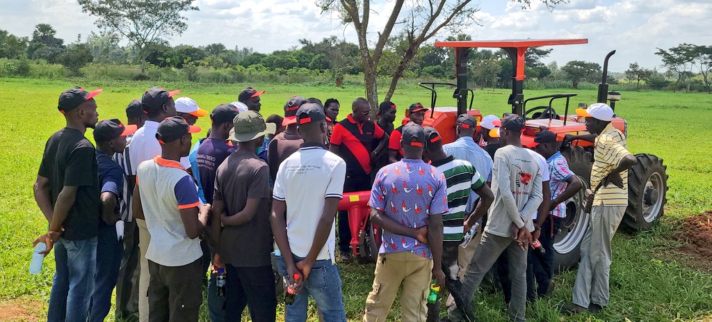 Engsol_UG's tweet photo. Our day two attendees also got the opportunity to practically learn how to operate and maintain tractors.
📸 In photos are both tractor mechanics and operators.
#EngsolUganda #ENGSOLGulu #TractorTraining #AgriculturalMachinery https://t.co/EzGz9Zy0hK