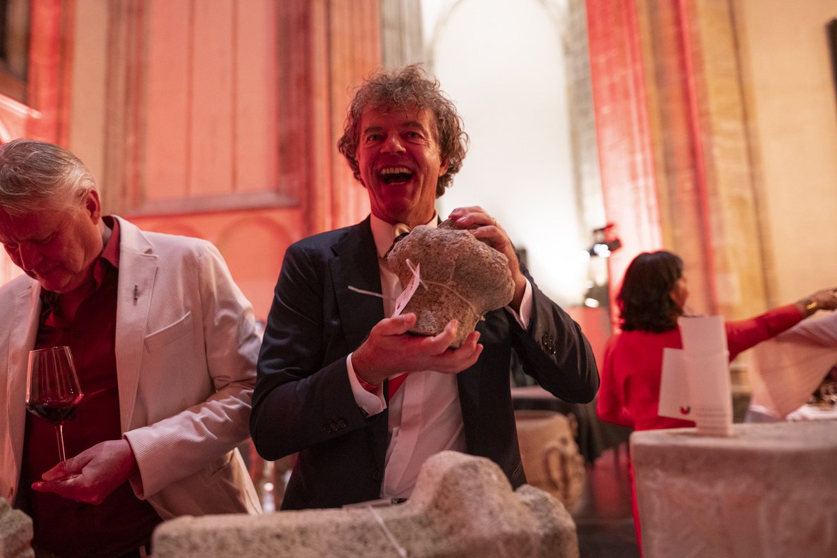 Eén van de mooiste acties is zeker 𝗩𝗮𝗻 𝗗𝗼𝗺 𝘁𝗼𝘁 𝗦𝘁𝗲𝗲𝗻𝗴𝗼𝗲𝗱, een geslaagde samenwerking met diverse partijen waardoor restmateriaal uit de restauratie een tweede leven kreeg. Heb jij een uniek stukje Dom in huis gehaald? ✨