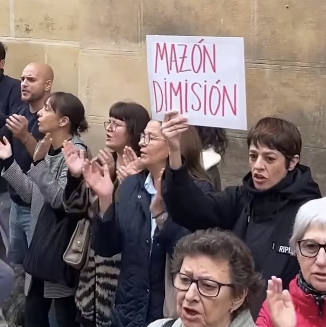MaiteMuga's tweet photo. Pues que no se va 🤬
Pedir disculpas no resucita vidas, no resarce a las víctimas. 
Indecente.
Facineroso.
#MazonDimisión https://t.co/HerqxmF633