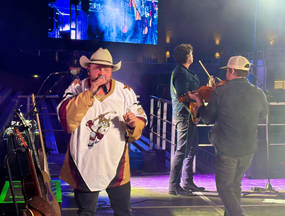 kdamp's tweet photo. @txst @txstatealumni I loved seeing @joshabbottband sporting his @TxStateHockey sweater throughout the entire concert. Man, what a show he and his crew put on for @txst students, @txstatealumni, and the 
@CityofSanMarcos!🐾⭐️🎶🏒 https://t.co/lySRral89c