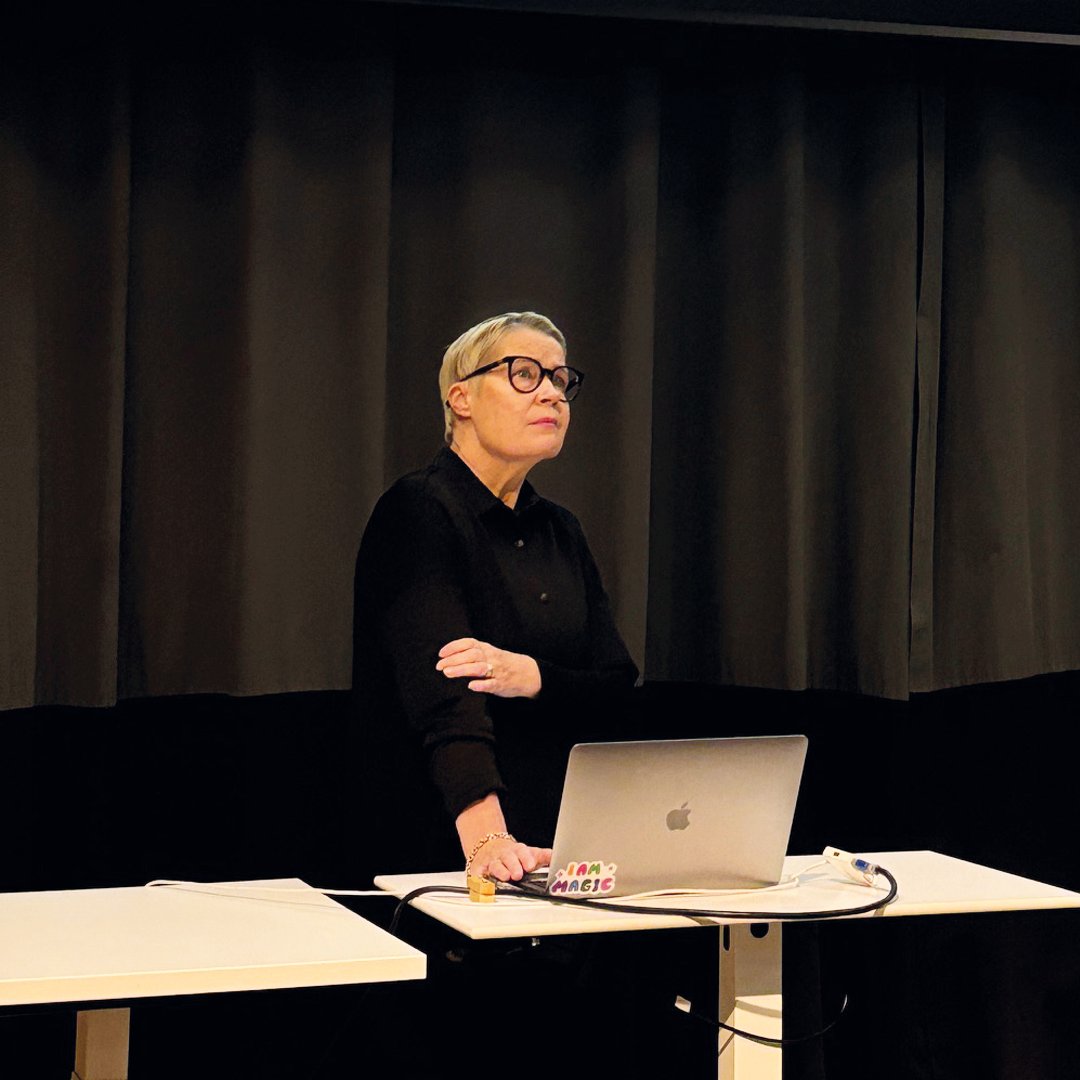 HelsinkiMissio's tweet photo. Yksinäisyys satuttaa yhä useampaa nuorta – samalla se haastaa nuorten kanssa työskenteleviä tunnistamaan yksinäisyyttä ja löytämään keinoja sen ratkaisemiseksi.

Yhdessä yksinäisyys voitetaan -seminaarissa Vantaalla pohdimme tänään asiantuntijoiden kanssa, kuinka yhdessä yksinäisyys voitetaan – myös Havukoskella.

Kanssamme keskustelemassa olivat @UllaNord, Päivikki ja Sakari Sohlbergin säätiöstä, @niina_junttila, Kasvatuspsykologian professori Turun yliopistosta, Panu Janhunen, School to Belong -ohjelmasisällön asiantuntija HelsinkiMissiosta, Miika Mehmet, vastaava ohjaaja Aggredi Primosta sekä Mohamed Saed, puheenjohtaja Itä-Vantaan yhteisö ry. #HelsinkiMissio #YhdessäYksinäisyysVoitetaan