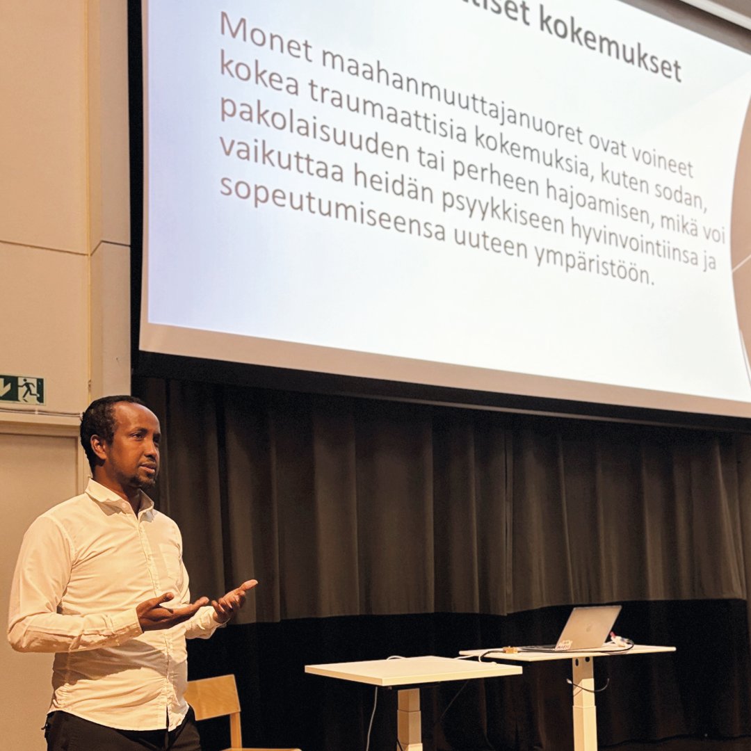 HelsinkiMissio's tweet photo. Yksinäisyys satuttaa yhä useampaa nuorta – samalla se haastaa nuorten kanssa työskenteleviä tunnistamaan yksinäisyyttä ja löytämään keinoja sen ratkaisemiseksi.

Yhdessä yksinäisyys voitetaan -seminaarissa Vantaalla pohdimme tänään asiantuntijoiden kanssa, kuinka yhdessä yksinäisyys voitetaan – myös Havukoskella.

Kanssamme keskustelemassa olivat @UllaNord, Päivikki ja Sakari Sohlbergin säätiöstä, @niina_junttila, Kasvatuspsykologian professori Turun yliopistosta, Panu Janhunen, School to Belong -ohjelmasisällön asiantuntija HelsinkiMissiosta, Miika Mehmet, vastaava ohjaaja Aggredi Primosta sekä Mohamed Saed, puheenjohtaja Itä-Vantaan yhteisö ry. #HelsinkiMissio #YhdessäYksinäisyysVoitetaan