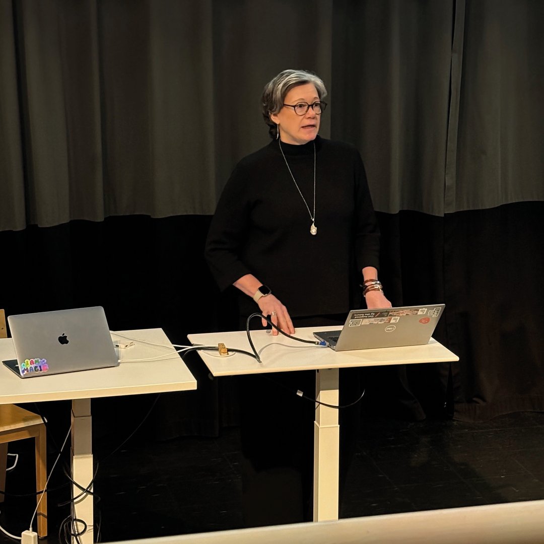 Yksinäisyys satuttaa yhä useampaa nuorta – samalla se haastaa nuorten kanssa työskenteleviä tunnistamaan yksinäisyyttä ja löytämään keinoja sen ratkaisemiseksi.

Yhdessä yksinäisyys voitetaan -seminaarissa Vantaalla pohdimme tänään asiantuntijoiden kanssa, kuinka yhdessä