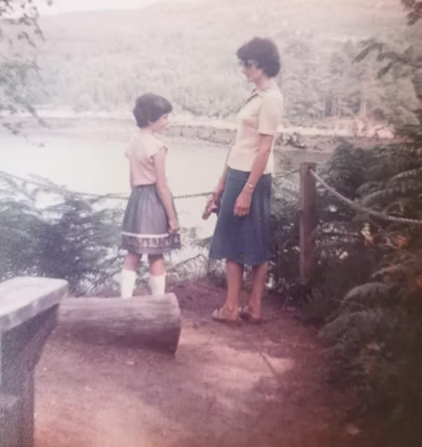 SU2CUK's tweet photo. After Karen's mum died from stomach cancer, she discovered she carried the CDH1 gene mutation, putting her at risk too. In 2004, she chose a total gastrectomy to prevent cancer. This #StomachCancerAwarenessMonth, she welcomes our AI research funding for early cancer detection! 🧡 https://t.co/GeJw71KG4L