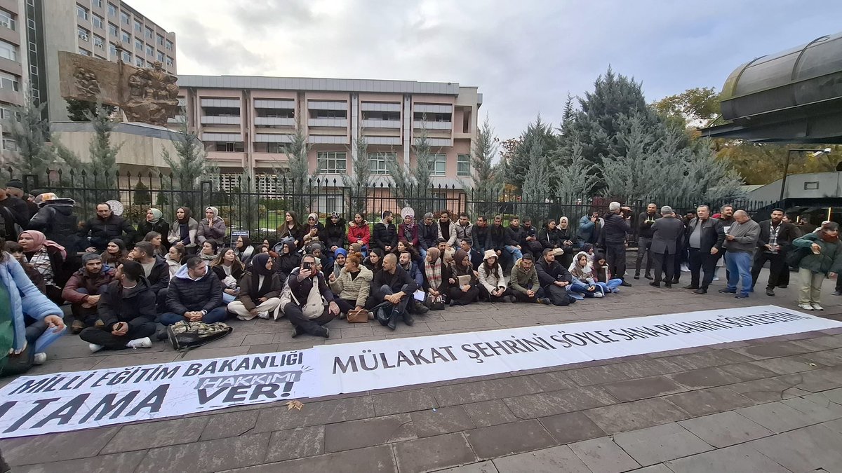 Haksızlık olmasa bu soğukta insanların ne işleri olur Bakanlik önünde !
#MülakatTEKİNDeğil