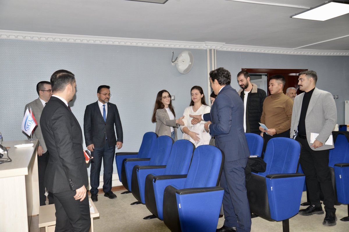 AnkaraSgkilmd's tweet photo. KPSS ataması ile İl Müdürlüğümüzde göreve başlayan personelimize uyum eğitimi verilmiştir. Memuriyetlerinin hayırlı uğurlu olmasını temenni ederiz. Hoşgeldiniz… https://t.co/Ip3qHaGMeS