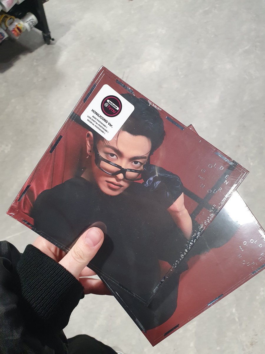 no1likeice's tweet image. Biggest apologies to Oxford Street HMV staff for me being the first person in through the door, time until my flight was very limited 😭 But! Goods secured in London, UK, next stop Berlin 👀 @ATEEZofficial @hello82official @hello82EUROPE #MyLocalHMV #hello82 #82giveaway