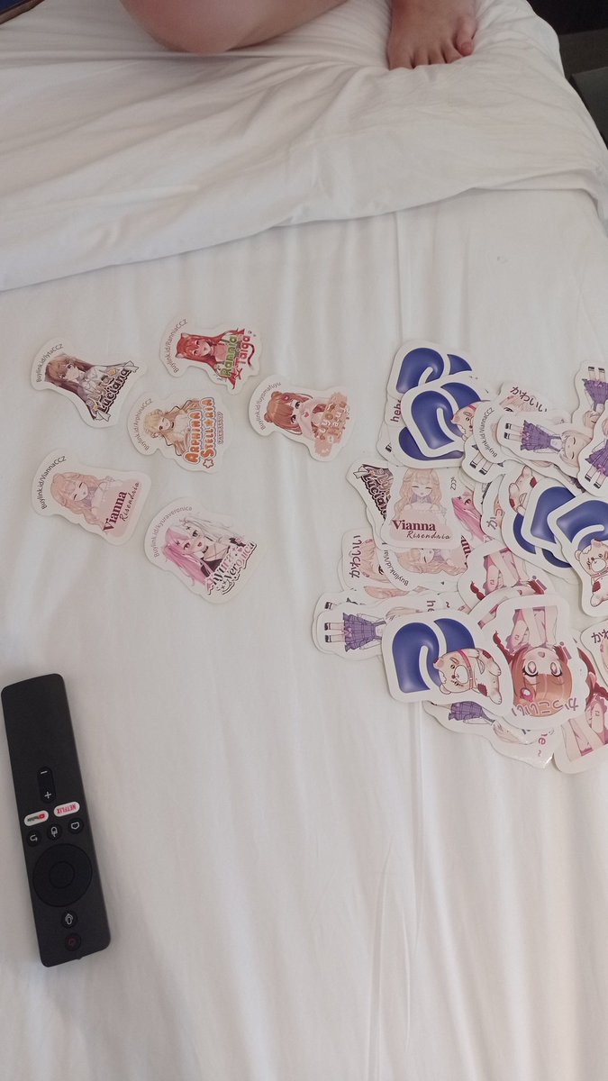 Lagi pulang ke semarang, bawa sticker buylink, iseng nanya adek paling suka yg mana... Dia nunjuk <a href="/Viannarisen/">Vianna Risendria 【CozyCazt】</a> sama <a href="/fuyomafuyu/">Fuyo Mafuyu【CozyCazt】</a> ... Apakah ku ajak adekku jadi d'puyengs aja ya 🤔