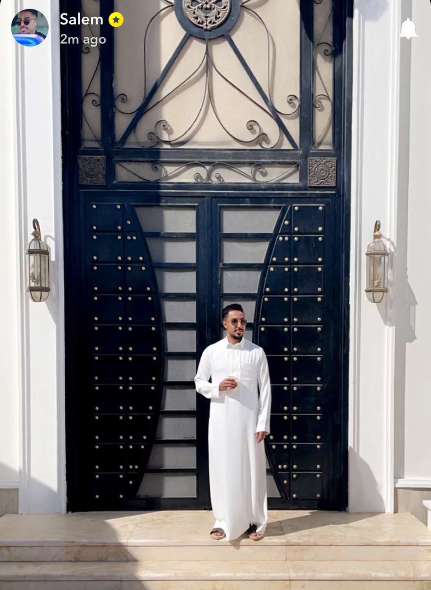 abc5219's tweet image. مصور قدام بيته والمنتخب يستعد لمباراة مهمه ليش يا سالم