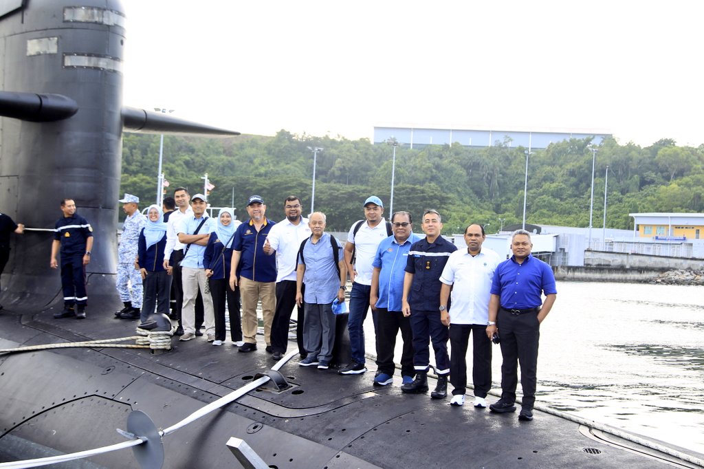 RMN_Subs's tweet photo. Lawatan Ahli Jawatankuasa Majlis Rasmi Kerajaan oleh Datuk Abd Shukor bin Mahmood, TKSUK, JPM dan delegasi di AKAS TLDM

@tldm_rasmi
@jpmgov_ https://t.co/cQwLP81jj9