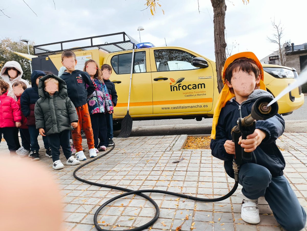 Plan_INFOCAM's tweet photo. Nueva jornada divulgativa en Valparaíso #Toledo con niños y niñas y familiares para conocer de la mano de #BBFF cómo trabaja #INFOCAM del @gobjccm y qué hacer para evitar #IIFF 🔥🔥
#ContralosIncendios #IMPLÍCATE https://t.co/axSuVqaRCc