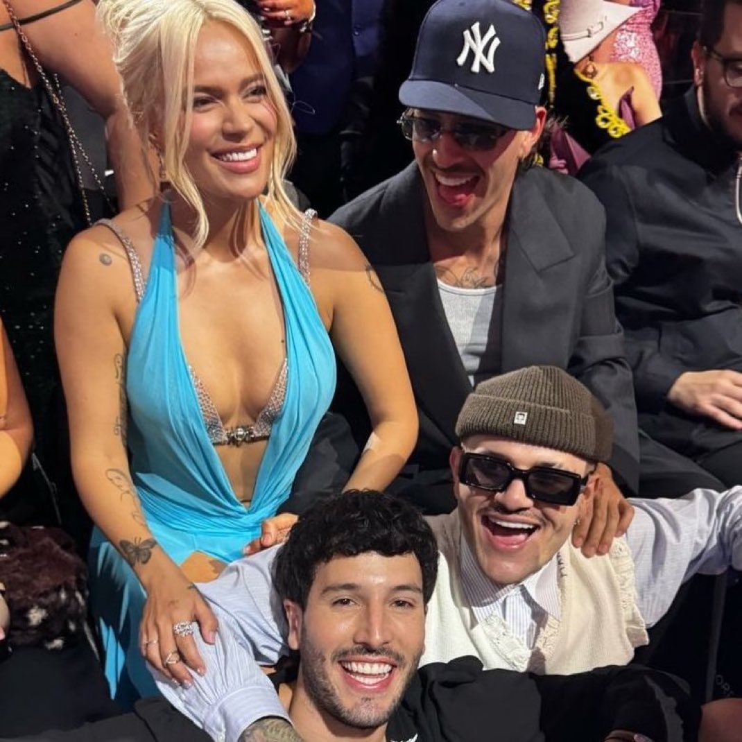 KarolGWW's tweet photo. Sabemos que les gusta generalizar cosas inciertas y más cuando se trata de Karol G, pero podrían centrarse en su artista? 

Mientras tanto Sebastian con karol.... https://t.co/ty6lgPfgZh