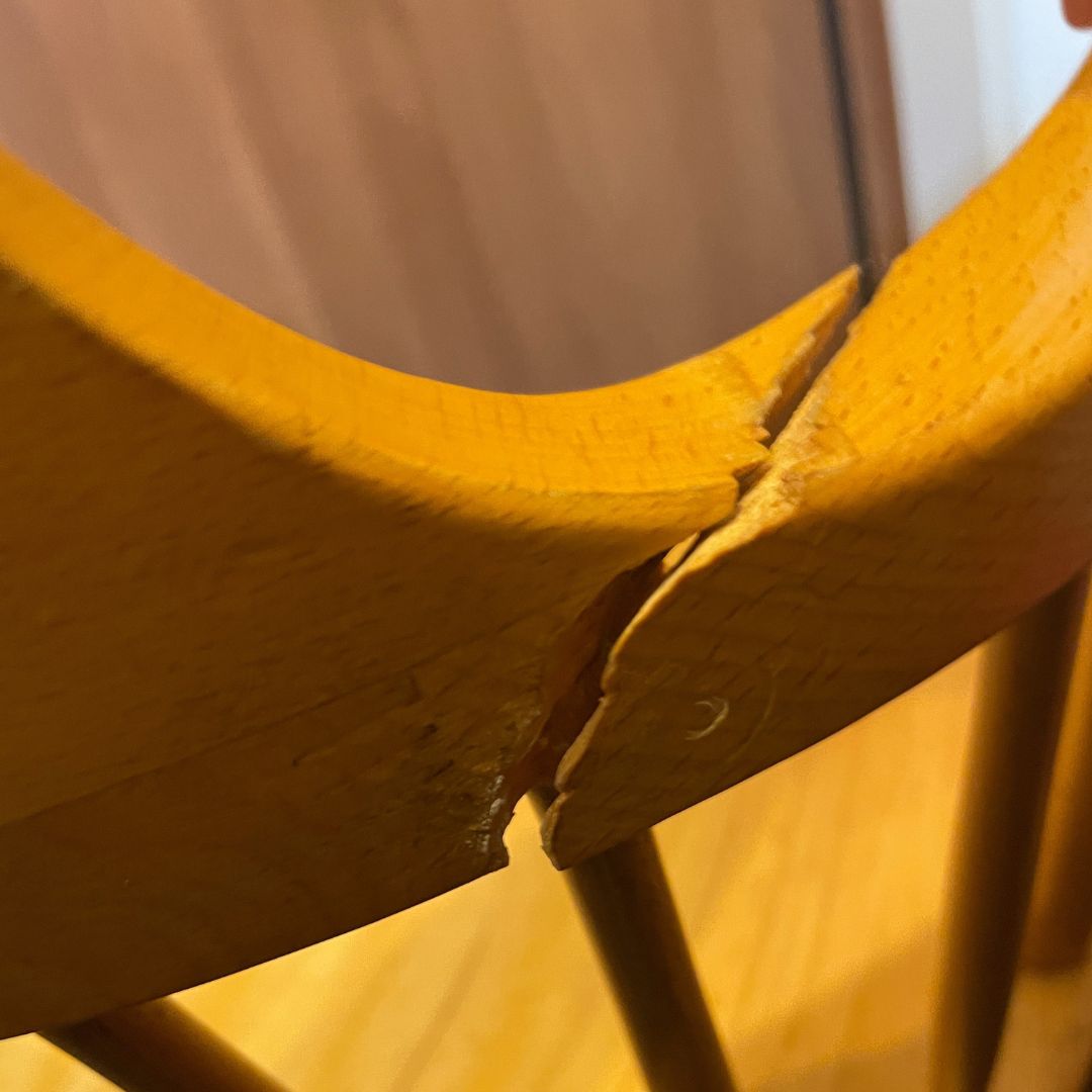 JOYFULLab's tweet photo. 年配の夫婦より木製椅子のリペア依頼。
正直、買い替えた方が安い…？とも思いましたが、お客様のご期待に添いたい一心で二日間の格闘。

作業中は、椅子に刻まれたであろう家族の物語を想像し没頭。

納品時は、小躍りする奥様を前に、私の仕事も彼らの物語の一部になったのかな、と感無量でした。 https://t.co/FuDGqO1bFs