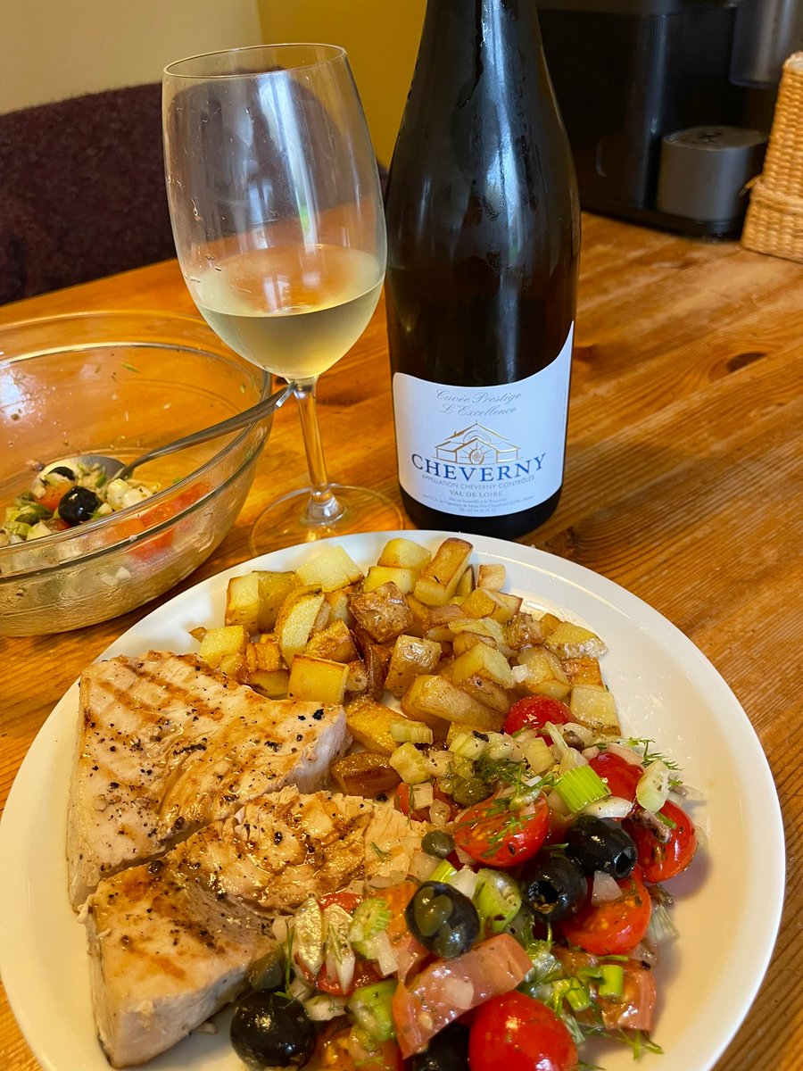 joukesp's tweet image. #FridayLunch #SwordFish #FriedPotatoes #GhiottaSalsa
Sono Calabrese!
Fresh grilled swordfish, olive oil fried potatoes. Salsa of onion, capers, fennel, baby tomatoes, anchovies, olive oil, lime, oregano &amp;amp; chili flakes.
Cheverny, 80%Sauv. B, 20%Chard.
Fresh, fruity, crispy.
84-86