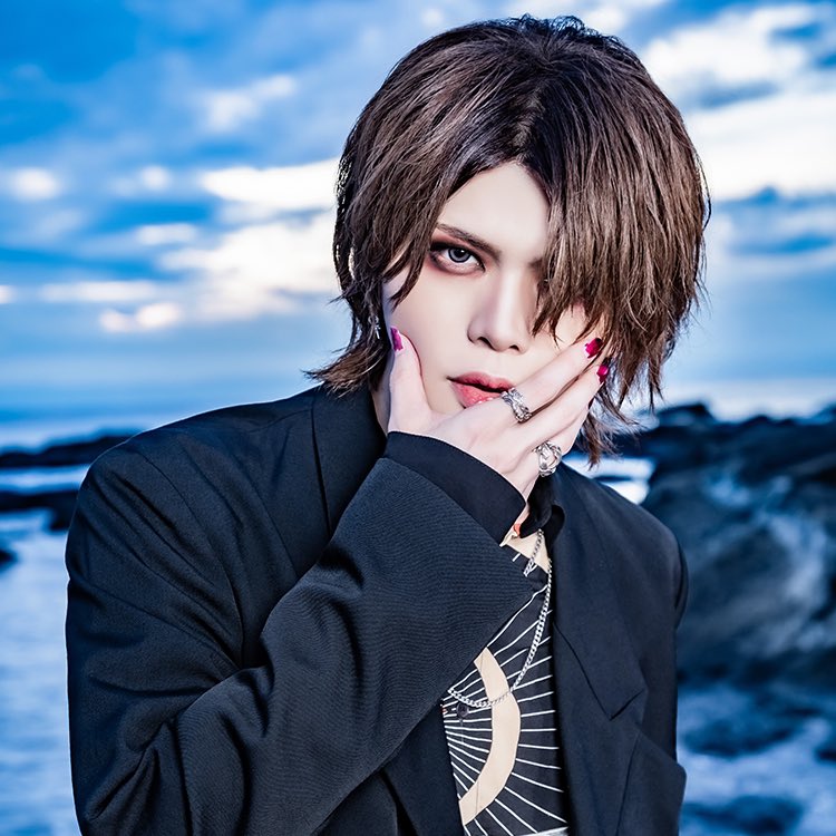 vistlip_no_tomo's tweet photo. THESEUSよろしくお願いします。写真も変わってたから見てね。そして瑠伊、本当におめでとう。悪魔の姿ともこれでおさらばなんだろうか？#vistlip #瑠伊バ #THESEUS https://t.co/7fqUAAFuBh