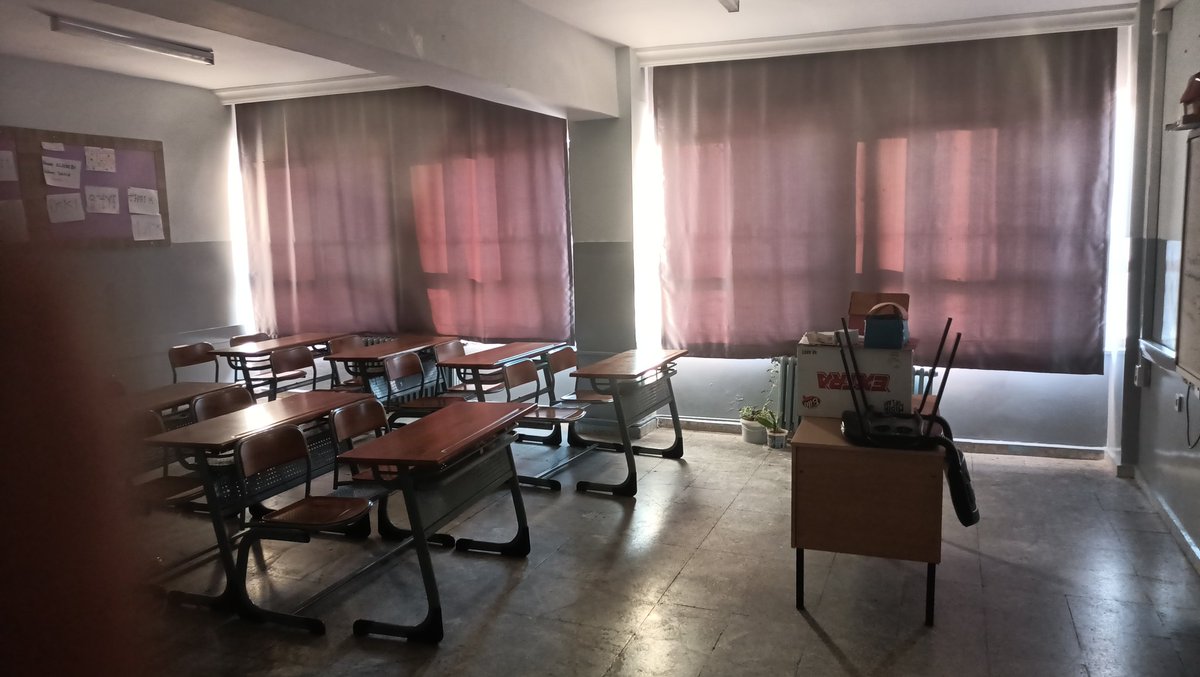 Okulumuzun yeni perdeleri takıldı. Her şeyiyle sınıflarımızı öğrencilerimize ilgi çekici kılmak için uğraşıyoruz.