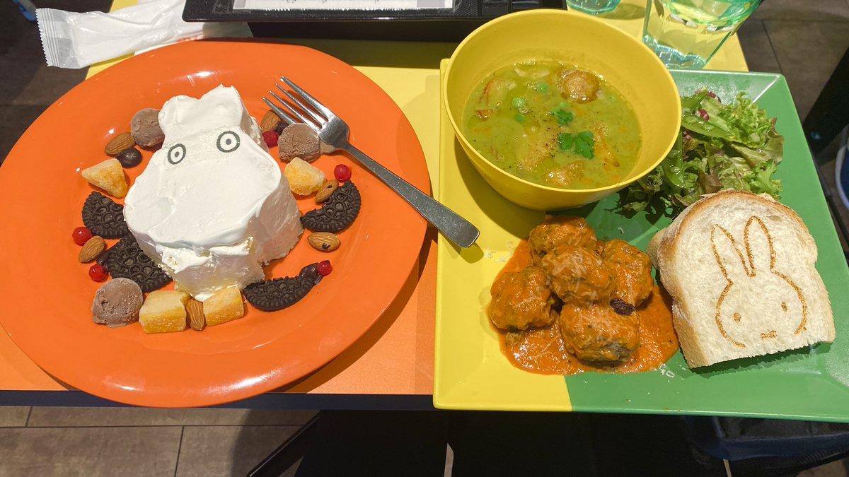 「今日はミッフィーカフェに行ってきた!美味しくて可愛くてめっちゃお腹いっぱいになっ」|日暮のイラスト