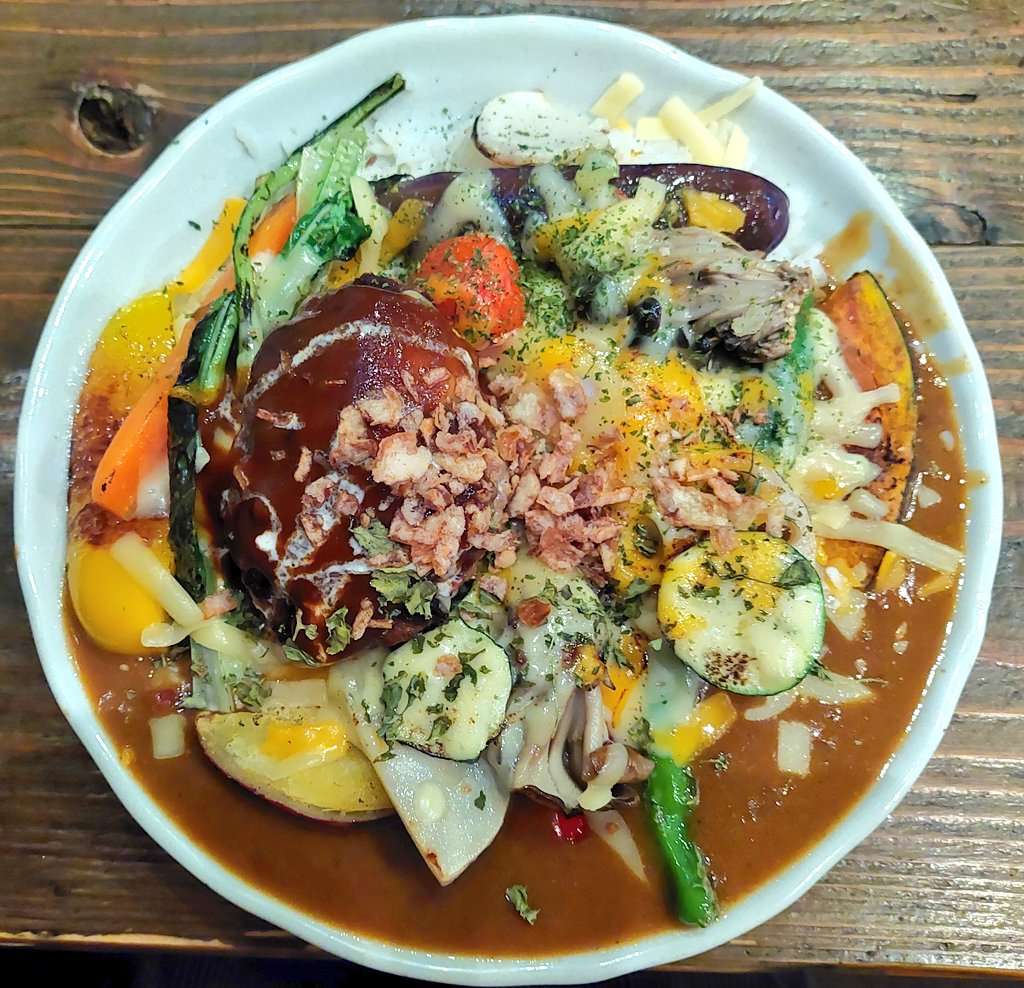chaichamsp's tweet photo. カレーダイニングChai。府中。
秋野菜とハンバーグのカレー。
めちゃもりもり！ https://t.co/KkMGa7eHih
