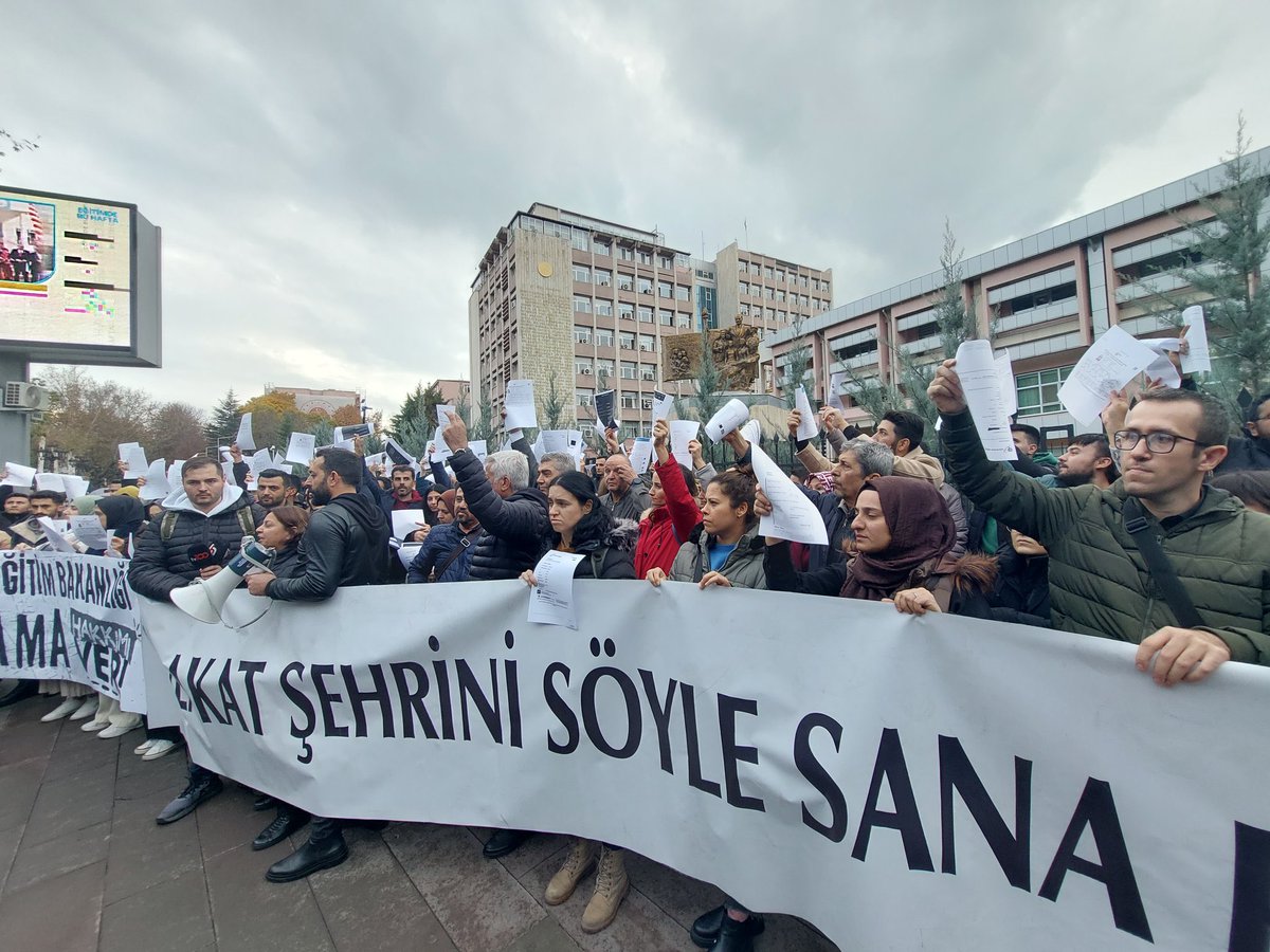 Sayın Cumhurbaşkanımız <a href="/RTErdogan/">Recep Tayyip Erdoğan</a> 
2023 KPSS ile atama bekleyen ve sizin onayınızdan geçen 20 Bin Öğretmen alımında kontenjanda olan Öğretmenlerimiz  Sayın <a href="/tcmeb/">Millî Eğitim Bakanlığı</a> Bakanı <a href="/Yusuf__Tekin/">Yusuf Tekin</a> in sözde ‘adil olan ve hak yenilmeyen’ Mülakat sistemi sonucunda kontenjan dışında kalmıştır .