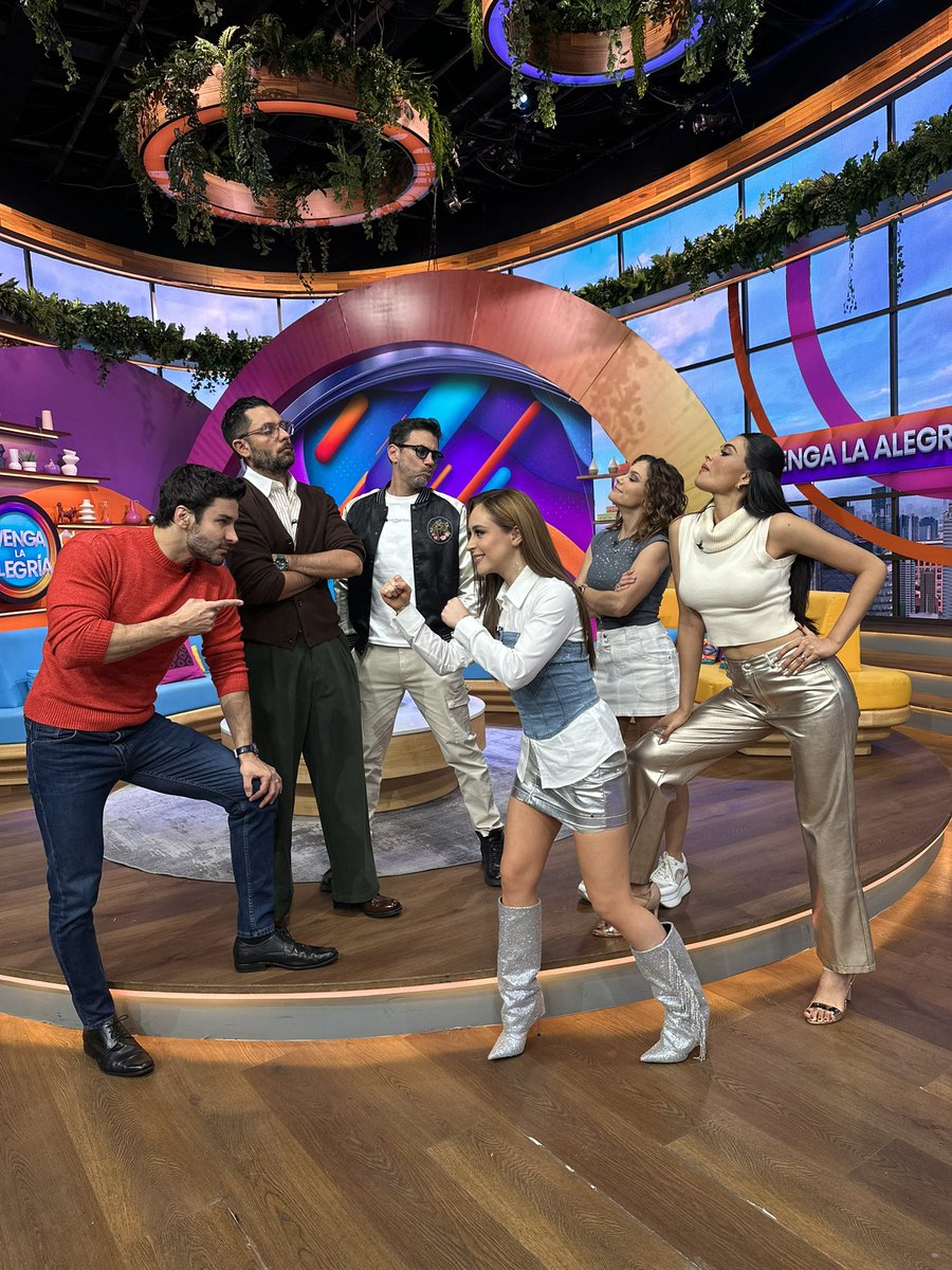 VengaLaAlegria's tweet image. Mujeres y hombres se enfrentan en el #RetoViral que está en tendencia. ¡Vota por tu equipo favorito a través de la App TV Aztcea En Vivo! 💃🏻✨🕺🏻 #VLA