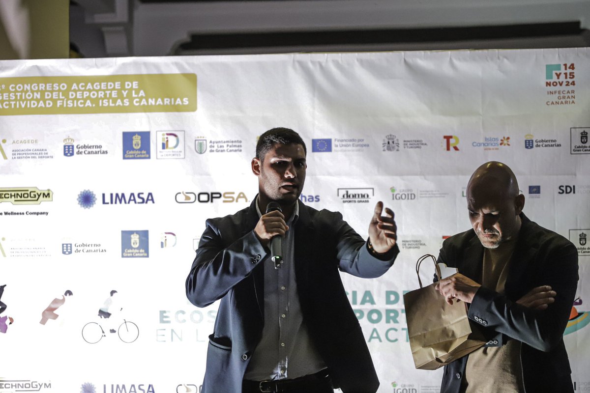 Acagede's tweet image. 🎖️ ACAGEDE ha reconocido a Fred Olsen por su labor e implicación en el deporte en nuestras islas. 

🛳️ Fred Olsen ha sido una empresa que se ha involucrado en los últimos años con el sector, siendo parte importante de muchas pruebas deportivas en todas las islas.