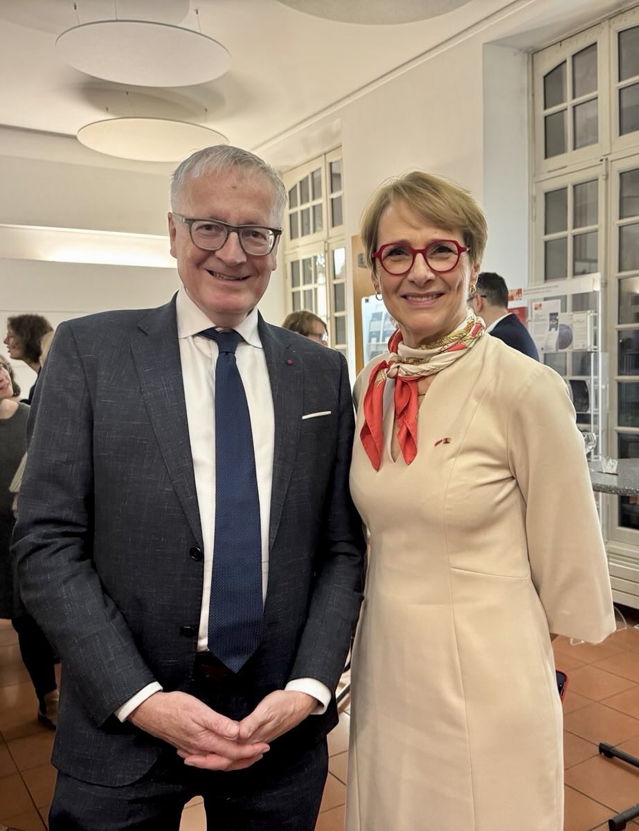 Hommage à une médiatrice exceptionnelle entre nos deux pays, hier au @dhiparis. Merci, chère @helenemiard, de prouver que la science ne connaît pas de frontières; que l’intégration 🇪🇺 exige du courage, la volonté d’apprendre l’un de l'autre et celle de se soutenir mutuellement.