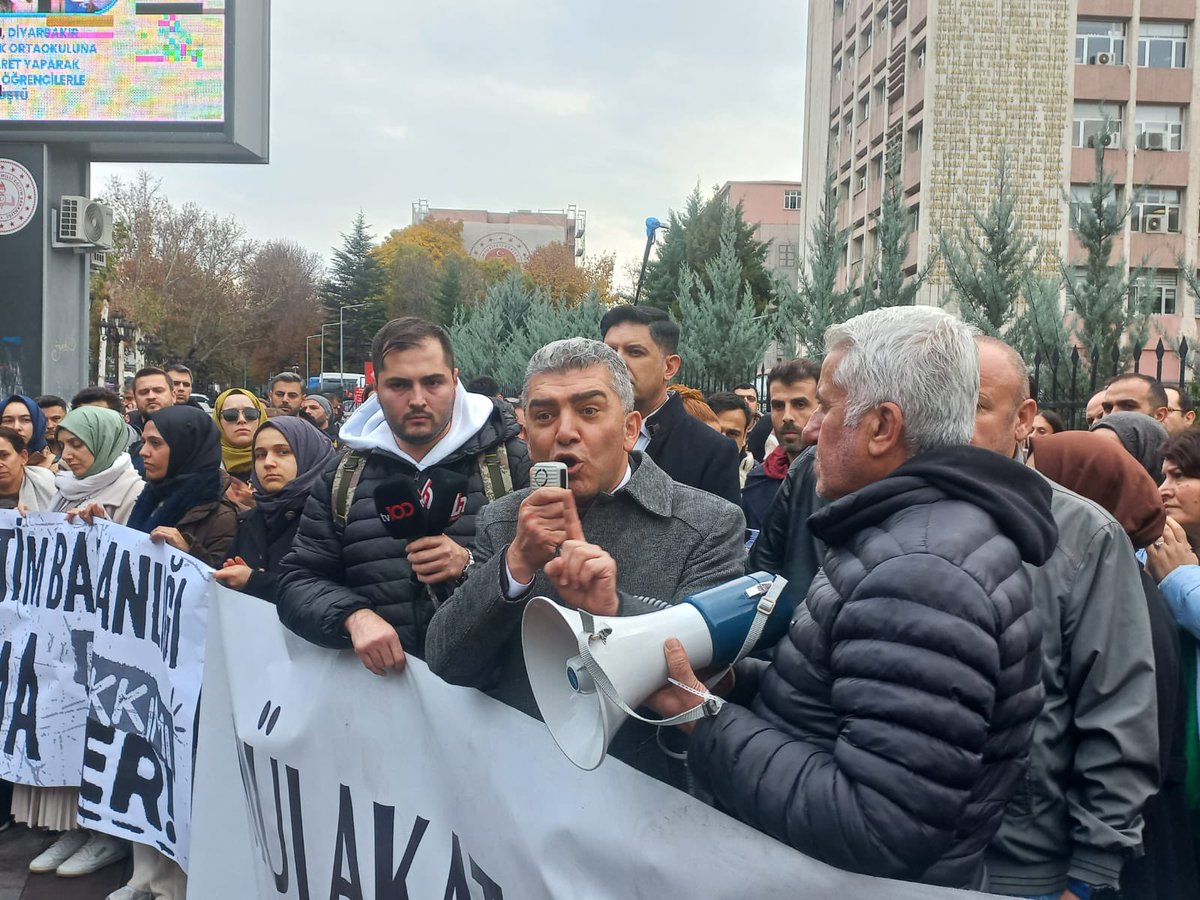 leventkuruoglu's tweet photo. Bugün Milli Eğitim Bakanlığı önünde eylem yapan, mülakat mağduru öğretmenlere destek için Hürriyetçi Eğitim Sen olarak yanlarındaydık.
Çok acı yaşanmışlıkları dinledik. Hayalleri gelecekleri ellerinden alınan meslektaşımızı gördük. 
Kamuoyuna mülakatlarda yaşanan rezilliği anlatmaktan dilimizde tüy bitti. Herkes anladı ama Milli Eğitim Bakanı Yusuf Tekin anlamadı.

Siyasi Partilerin Genel Başkanlarının desteklerine ihtiyaçları var. 
Gelecekleri ellerinden alınıyor. Çözüm arıyorlar. Haklarını istiyorlar. Çaresizler.

@RTErdogan 
@eczozgurozel 
@dbdevletbahceli 
@MDervisogluTR 
@Ahmet_Davutoglu 
@alibabacan 
@T_Karamollaoglu 
@erbakanfatih 
@DpGultekinUysal 
@erkbas 
@umitozdag 
@yavuzagiraliog