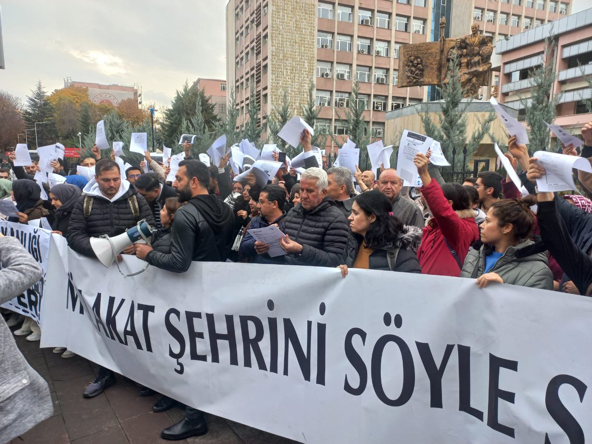 leventkuruoglu's tweet photo. Bugün Milli Eğitim Bakanlığı önünde eylem yapan, mülakat mağduru öğretmenlere destek için Hürriyetçi Eğitim Sen olarak yanlarındaydık.
Çok acı yaşanmışlıkları dinledik. Hayalleri gelecekleri ellerinden alınan meslektaşımızı gördük. 
Kamuoyuna mülakatlarda yaşanan rezilliği anlatmaktan dilimizde tüy bitti. Herkes anladı ama Milli Eğitim Bakanı Yusuf Tekin anlamadı.

Siyasi Partilerin Genel Başkanlarının desteklerine ihtiyaçları var. 
Gelecekleri ellerinden alınıyor. Çözüm arıyorlar. Haklarını istiyorlar. Çaresizler.

@RTErdogan 
@eczozgurozel 
@dbdevletbahceli 
@MDervisogluTR 
@Ahmet_Davutoglu 
@alibabacan 
@T_Karamollaoglu 
@erbakanfatih 
@DpGultekinUysal 
@erkbas 
@umitozdag 
@yavuzagiraliog