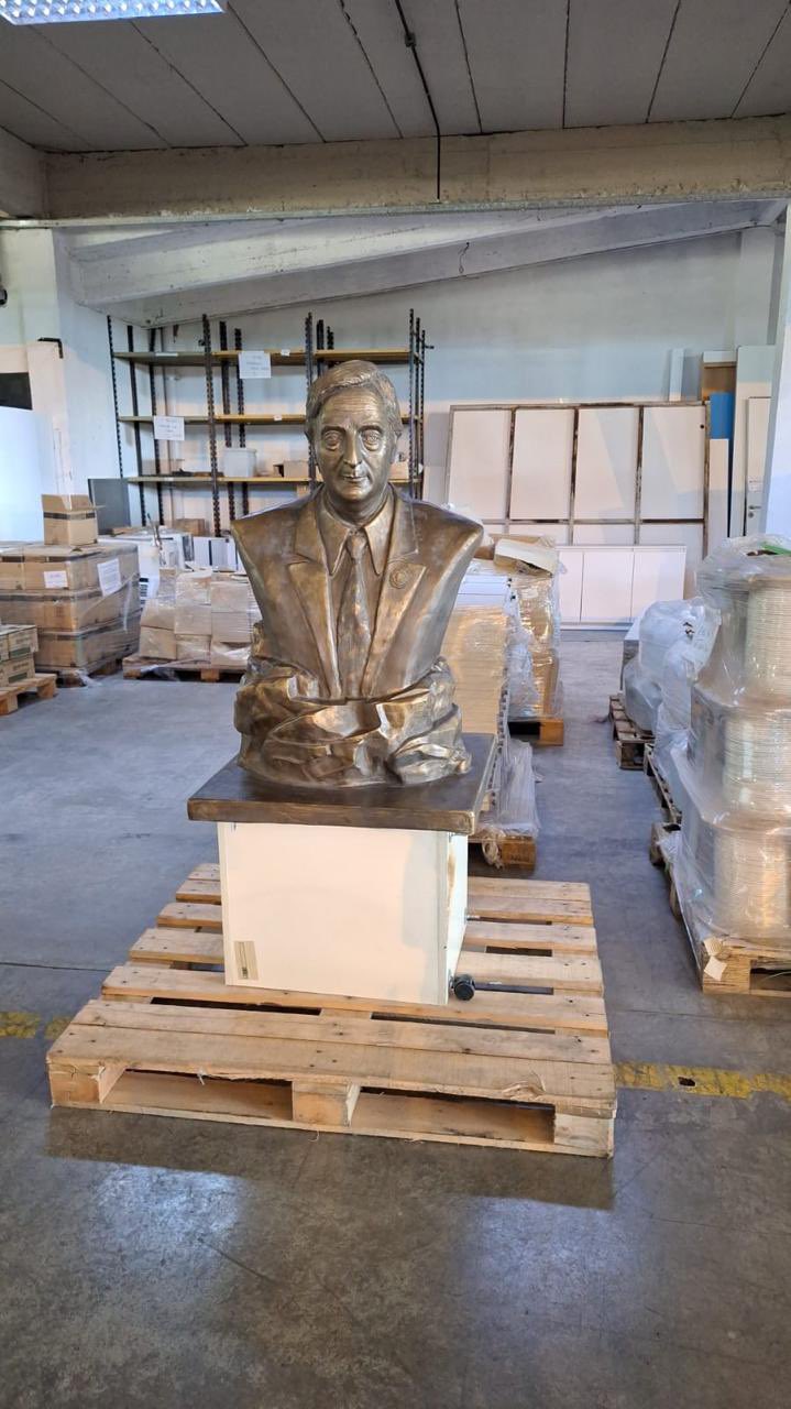 El Gobierno retiró un busto del expresidente Néstor Kirchner de las oficinas del centro porteño y el gremio del ANSES lo catalogó de "la nueva Revolución Libertadora"