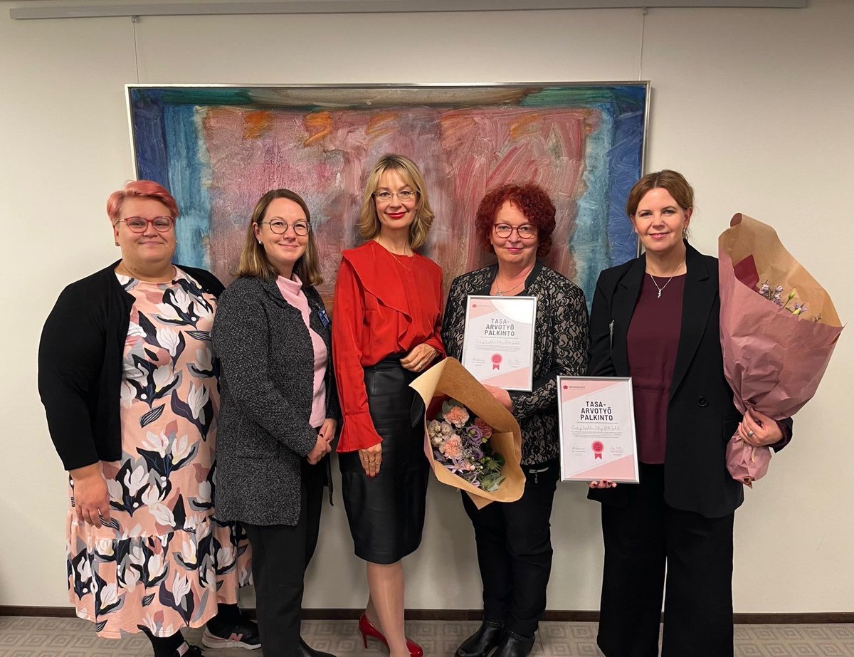 Eilen illalla hieno hetki eduskunnassa.Pj  <a href="/TyttiTup/">Tytti Tuppurainen</a> ojensi <a href="/Demarinaiset/">Demarinaiset</a> 2024 tasa-arvopalkinnon Ensi- ja turvakotien liitolle, sen jäsenyhdistyksille  ja myös minulle työstä tasa-arvon puolesta.Iso kiitos!Työtä  tasa-arvon ja perusoikeuksien puolesta tarvitaan todella.
@ETKLry