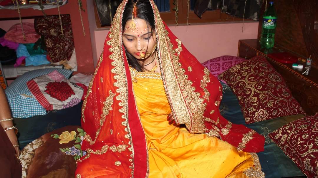 AagyaramP's tweet photo. बहू विवाह के दूसरे दिन सुबह 7 बजे ज्योँ सो कर अपने कमरे से बाहर निकली, त्यों ही ड्राइंगरूम में बैठी सास की कड़क आवाज सुनाई दी...

अब ये देर से सोकर उठने का तरीका यहां नहीं चलेगा

बहू ये सुनते ही वापस अपने कमरे में गई और एक डायरी और एक छोटा सा चमड़े का बैग ले कर वापस आयी और.... https://t.co/zvvd6I2DzB