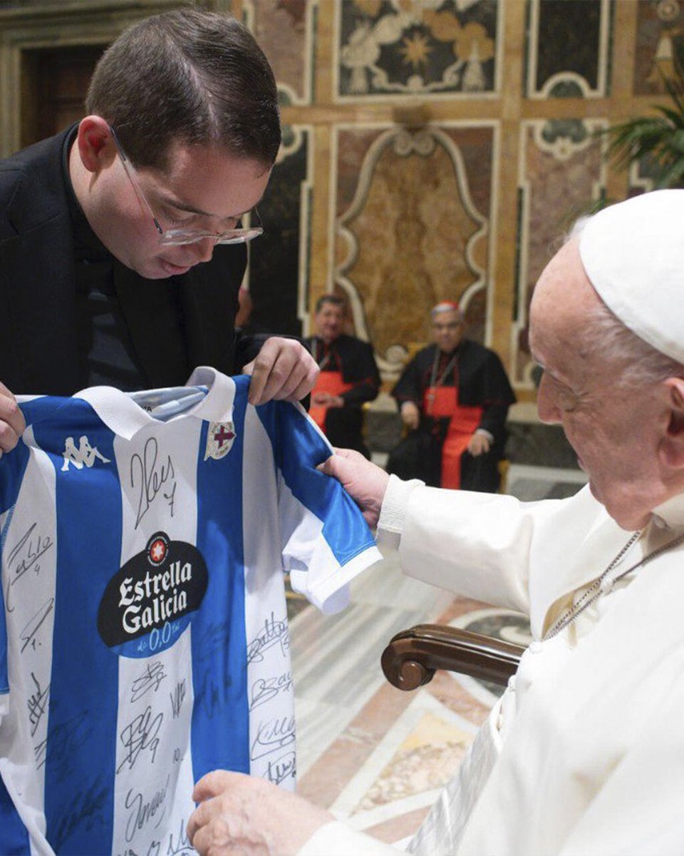 RCDeportivo's tweet photo. O deportivismo chega até o Vaticano. 💙🤍 

O Papa Francisco xa ten a camiseta do Dépor grazas ao sacerdote e abonado deportivista Yeray Fariñas.

🔗 https://t.co/KqxMXOwa2n https://t.co/mFSfO0KgSc