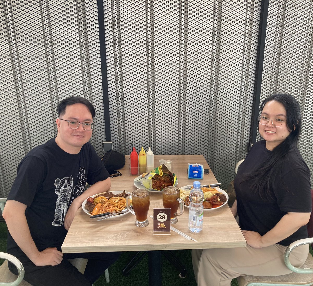 ericdafisca's tweet image. Lunch with beloved cece @natalia_erlyn 🥰