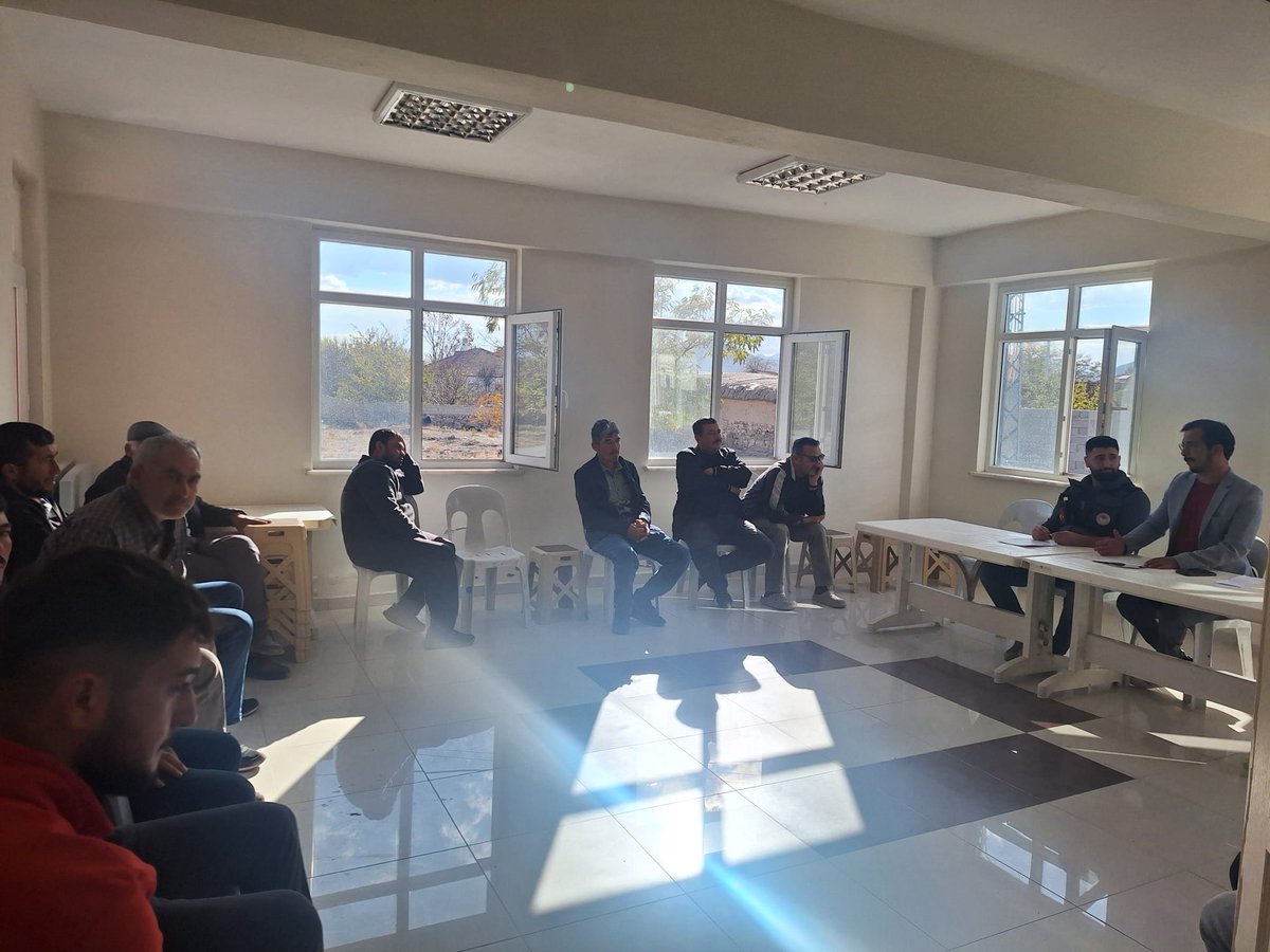 K_ilcetarim's tweet photo. #TarımSahada
Bakanlığımızın ülke genelinde başlattığı "Cuma Buluşmaları" kapsamında; 
📍Karapınar ilçemiz Karakışla Mahallesinde "Tarımsal Üretim Planlaması" hakkında bilgilendirme toplantısı düzenlenmiştir. https://t.co/1aD2cUb6eY
