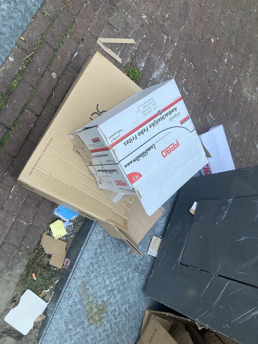 ThisAmsterdam's tweet photo. Hey @FEBO_VERS wanneer stoppen jullie met karton op straat te dumpen? Van oldenbarneveldtstraat Amsterdam! https://t.co/jriESjh5Ef