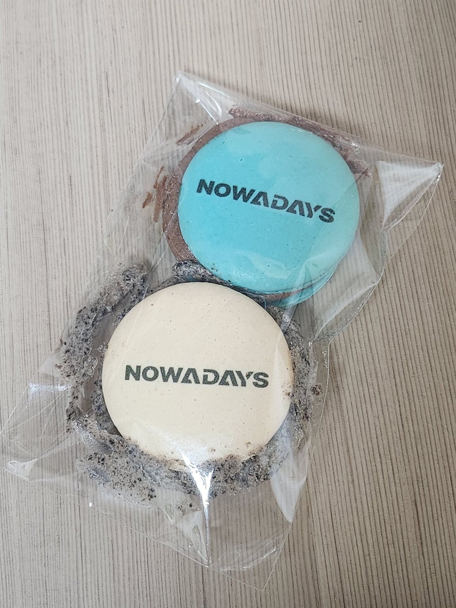 Nadez_5's tweet photo. 마카롱 대체 뭘로 만들었길래 저렇게 눌렸는데 멀쩡하냐 https://t.co/71YVw7Xtq2
