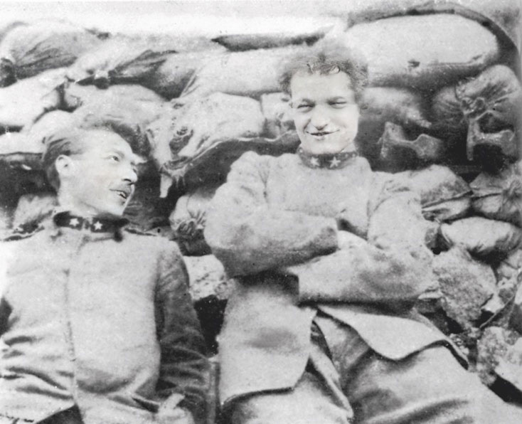 Radio1Rai's tweet photo. 🎙 Oggi a #Primafila: la 1ª Guerra Mondiale con gli occhi di Giuseppe Ungaretti, poeta e soldato; un libro per rilanciare i valori dell’Umanesimo di Giulio Ferroni; “Cerchi”, il nuovo album di Enrica Mou. In conduzione, Baba Richerme.
📌Alle 12:30 su #RaiRadio1
📆#16novembre https://t.co/kztmbefcuD