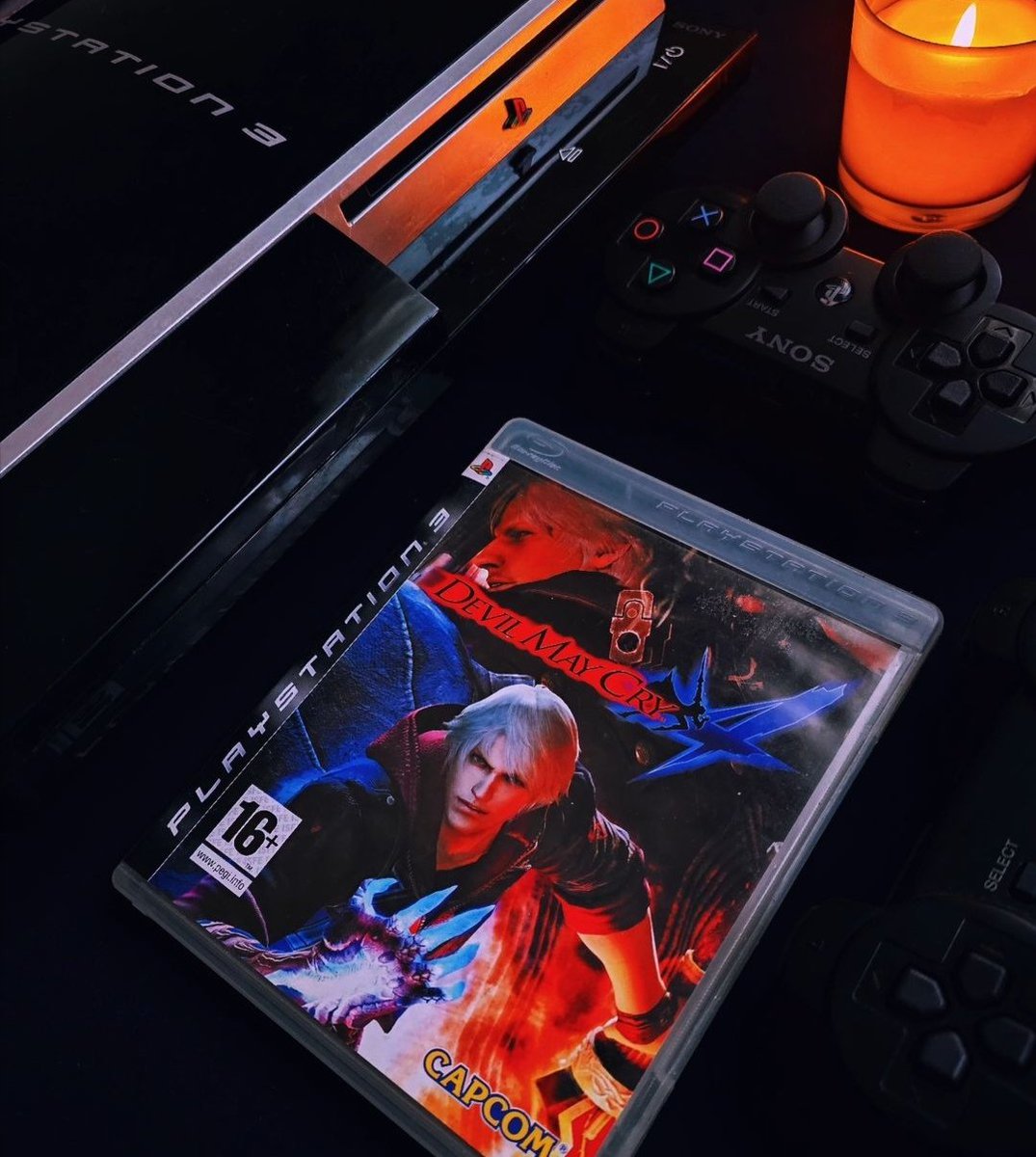 P S 3  F A T 🖤✨
¡Bienvenida a la Familia!

Después de limpiarla, ponerla bonita y darle mimo ¡Aquí está!

Llevaba tiempo detrás de ella, un lujo que sea retrocompatible con juegos de PSX.

Gracias a <a href="/Yuyu_BK/">Yuyu</a> por darme conejitos para dejarla mejor que nueva 🤜🏻🤛🏻