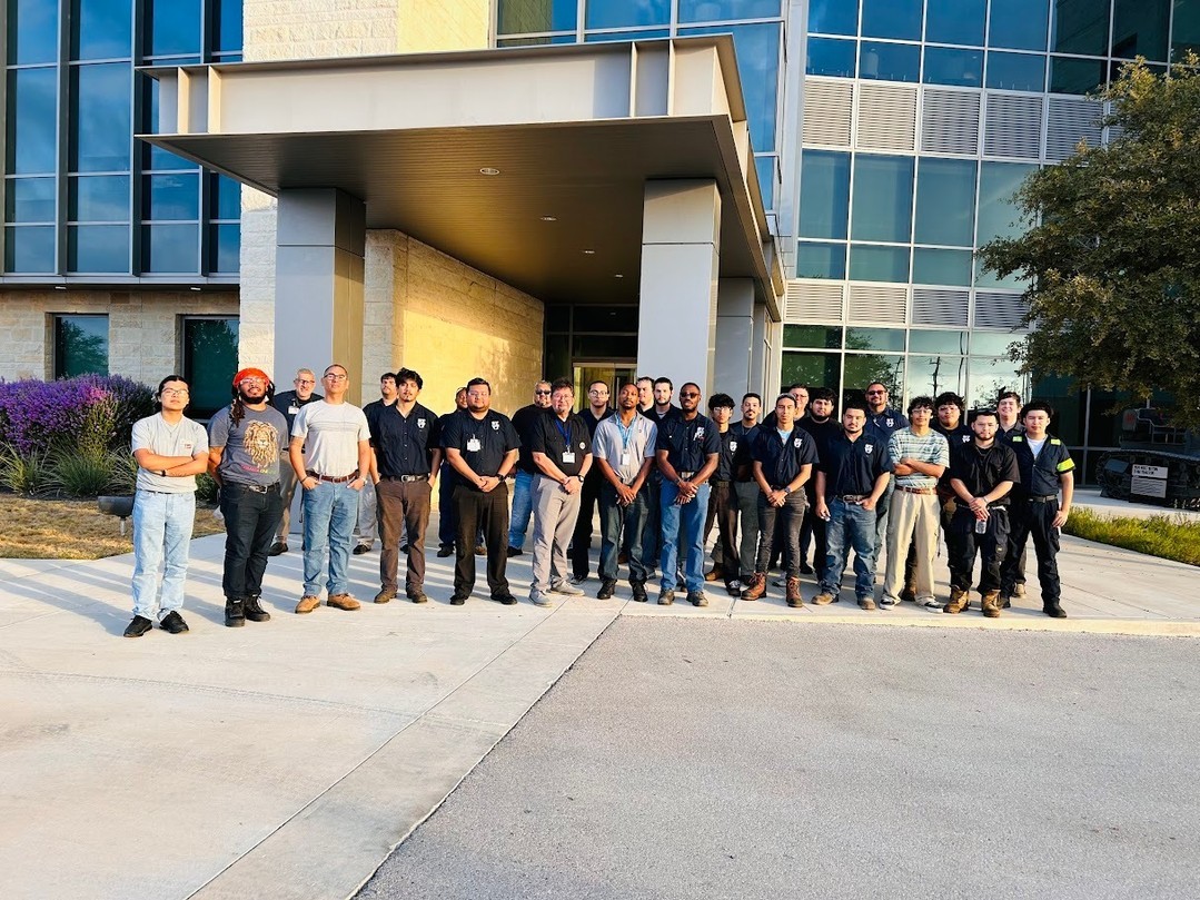 HOLT_CAT's tweet photo. Thank you to the @stvt students for visiting our HOLT CAT San Antonio campus! Our team shared insights & expertise with the next generation of skilled technicians.
We’re proud to partner with you to inspire and support the future of our industry!
#HOLTCAT #FutureTechnicians https://t.co/ua33A8mjwW