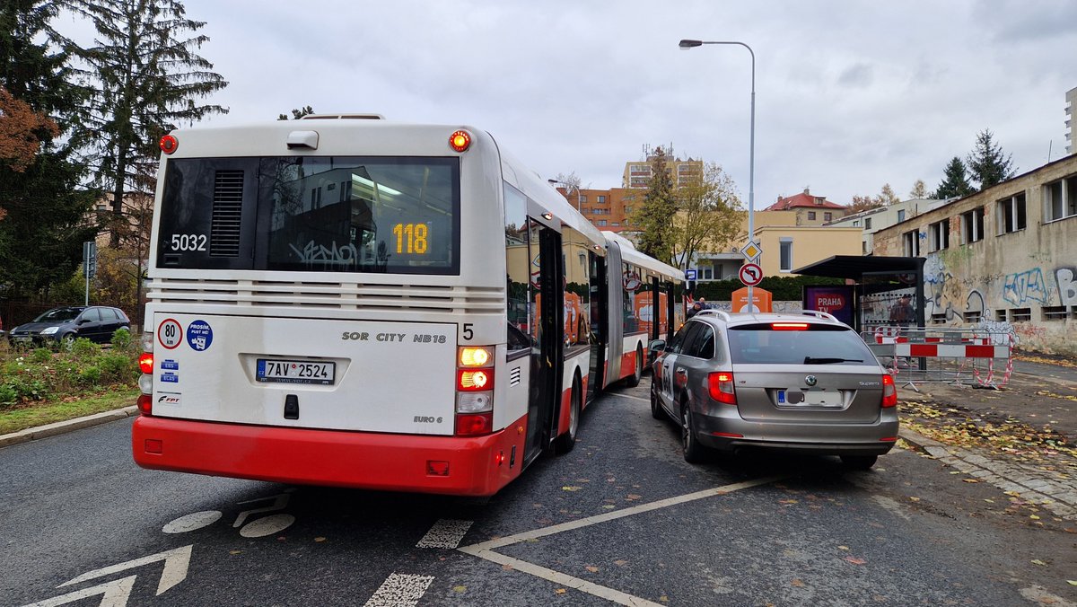 Pomocná stráž VB opět na stopě.

V zastávce už parkuje kdejaký pablb, ale část má alespoň tolik slušnosti, že odjede, když se blíží tramvaj nebo autobus. No a patrně větší části je to samozřejmě jedno.

Furt dokola, policie na salámu.