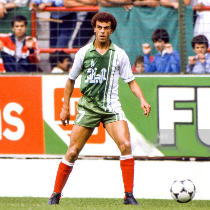 Algeria_FC's tweet photo. 🌟 CONCOURS MAILLOT LÉGENDAIRE 🌟

En collaboration avec nos amis @FennecsStars, nous offrons un maillot El Djazaïr 🇩🇿 edition 1982 signé par la légende du football algérien: Salah Assad .. l'inventeur du « Ghoraf » ! 

Pour le gagner :
1️⃣ RT ce tweet 🔁
2️⃣ Follow @Algeria_FC  & @FennecsStars
3⃣ Taggez 3 personnes en commentaires

Le vainqueur sera annoncé après le match contre le Libéria. Bonne chance !