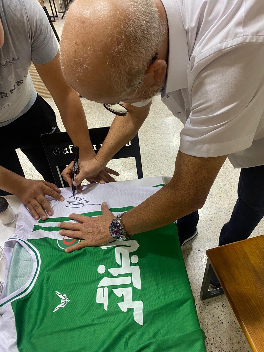 Algeria_FC's tweet photo. 🌟 CONCOURS MAILLOT LÉGENDAIRE 🌟

En collaboration avec nos amis @FennecsStars, nous offrons un maillot El Djazaïr 🇩🇿 edition 1982 signé par la légende du football algérien: Salah Assad .. l'inventeur du « Ghoraf » ! 

Pour le gagner :
1️⃣ RT ce tweet 🔁
2️⃣ Follow @Algeria_FC  & @FennecsStars
3⃣ Taggez 3 personnes en commentaires

Le vainqueur sera annoncé après le match contre le Libéria. Bonne chance !