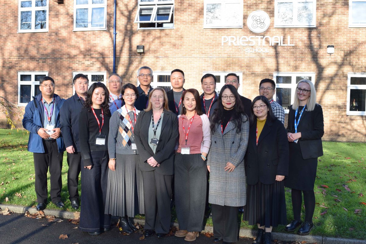 🏫 | Suman Visitors
Yesterday, we welcomed 14 Chinese teachers from Suman Education International to Priestnall School. 

They enjoyed exploring our school and observing some lessons.

Thank you for visiting us!